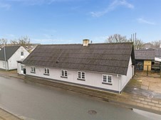 Hyggeligt og rummeligt hus i 1 plan med autoværksted