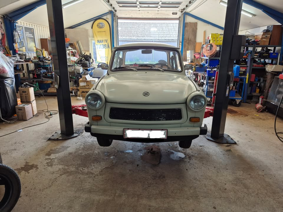 BC Auto v/Bo Mohr Christensen fikser bremserne på retro Trabant 601 fra 1981