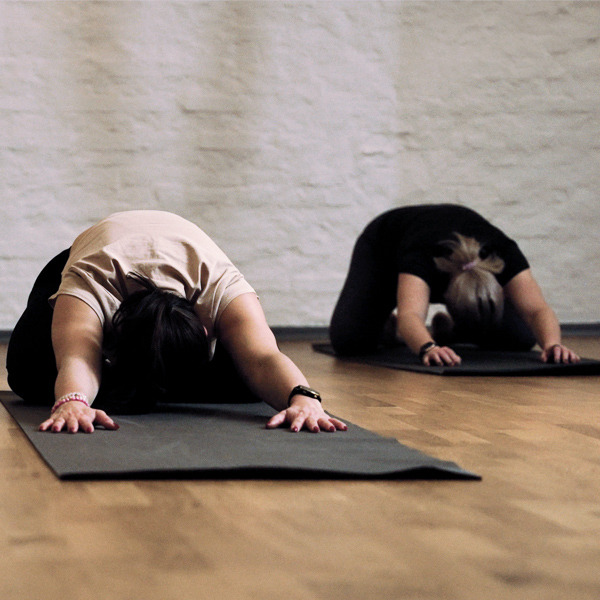 Yoga mod stress i Nørresundby: Fokus Folkeoplysning inviterer til blidt forløb