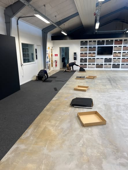 Ombygningen hos STARK Hobro skrider fremad med gulv og dekorationer på plads