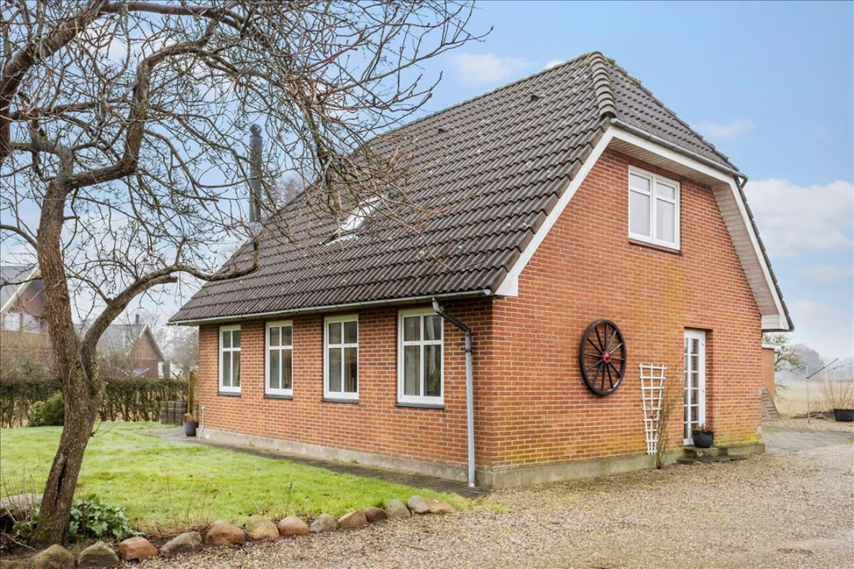 Ældre rødstensvilla med rolig beliggenhed nær Jels Søerne