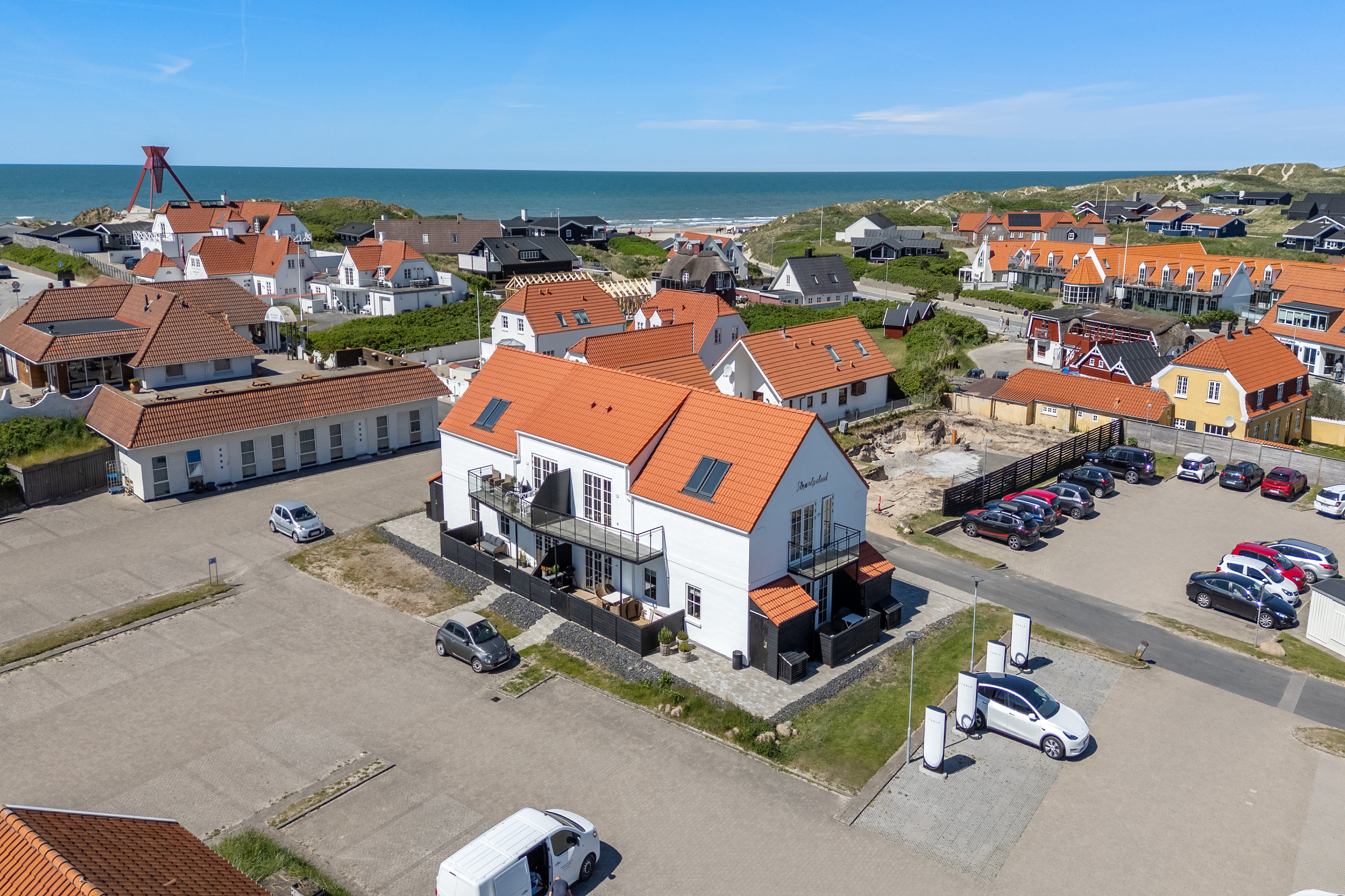 Moderne stuelejlighed med terrasser midt i Blokhus