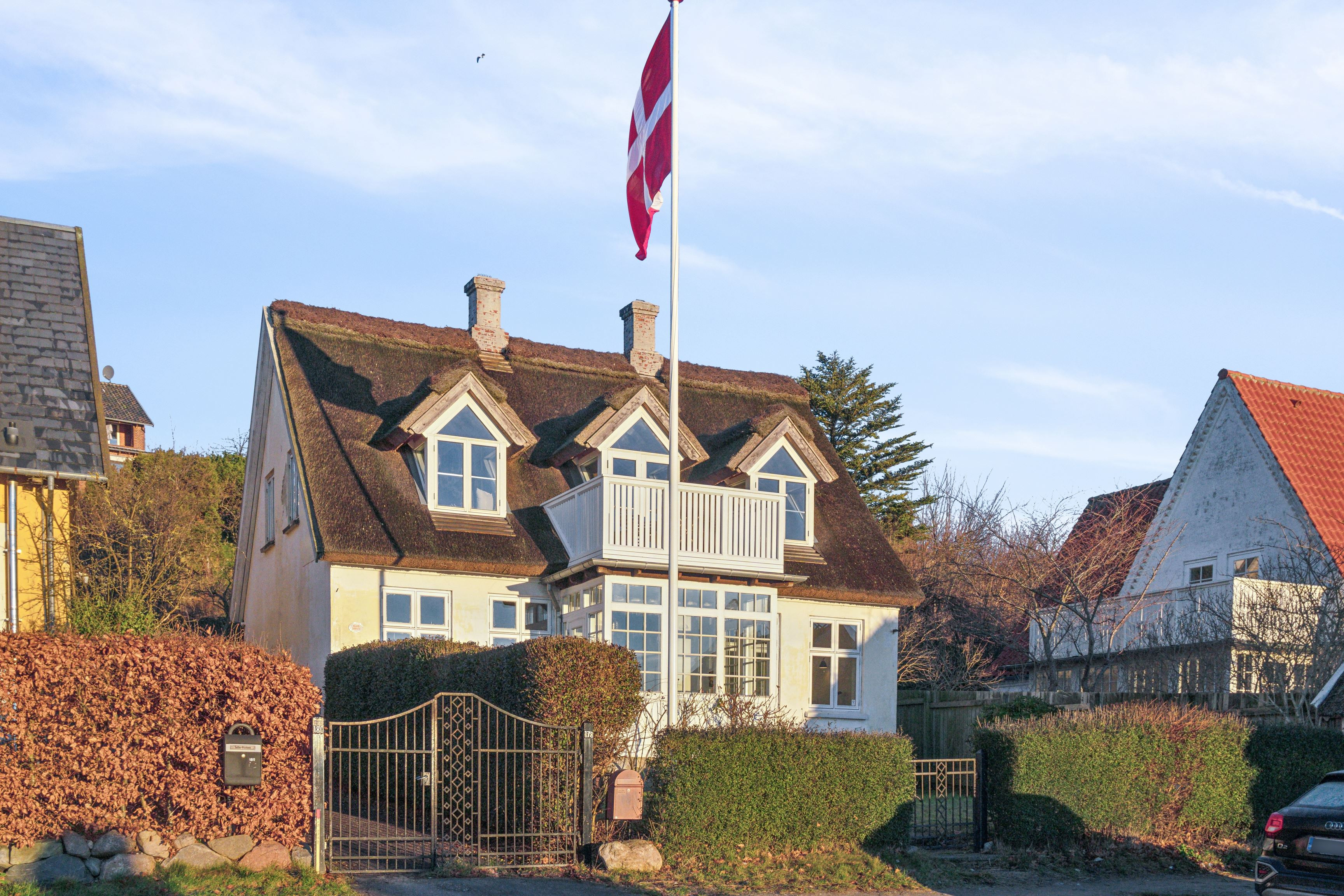 Netop kommet til salg: Strandvejen 178 en af Snekkerstens dyreste adresser