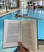 Find ro og fordybelse med højtlæsning i varmtvandsbassinet