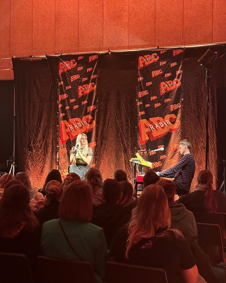 Ella Augusta tryllebinder publikum til intimkoncert på Underværket