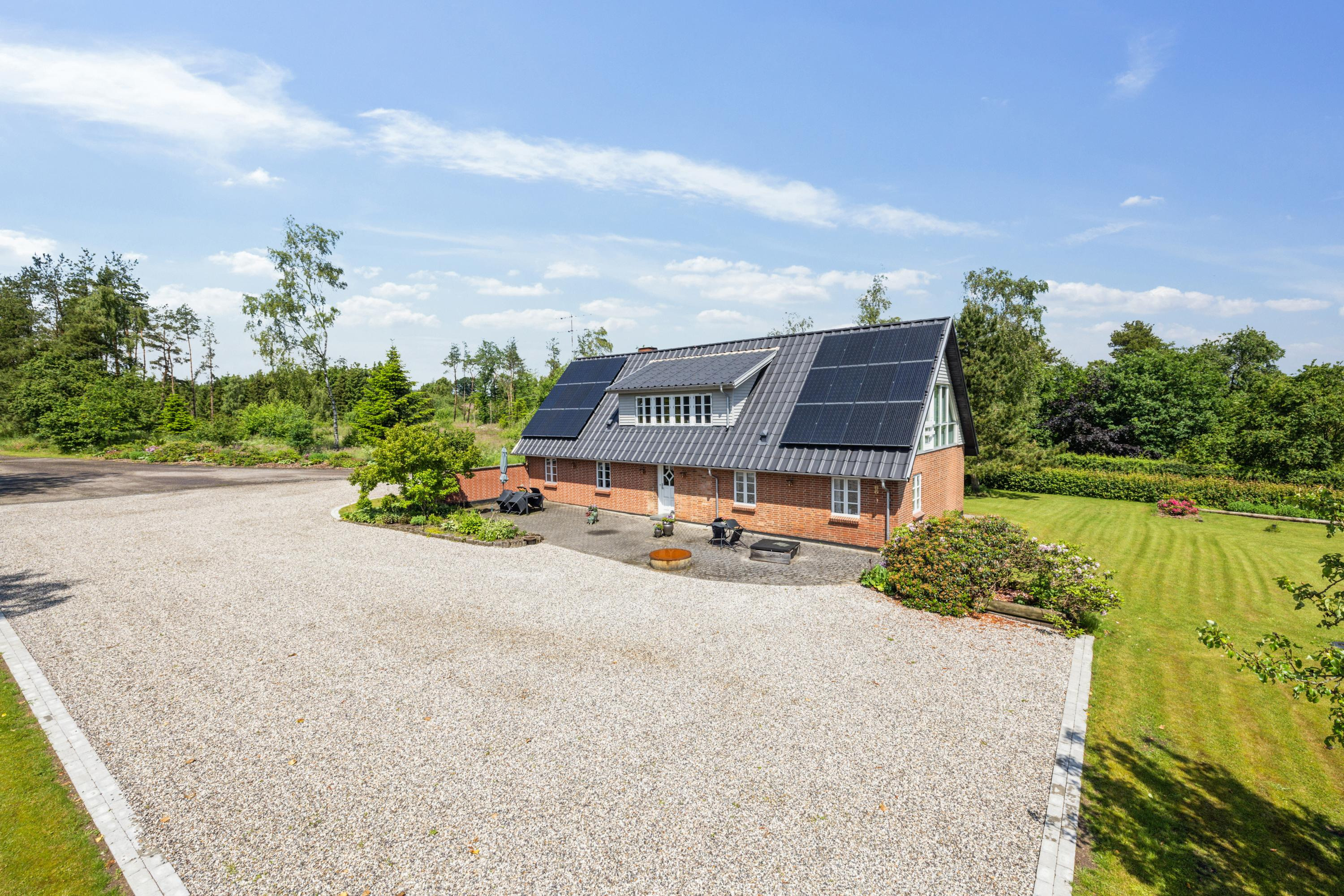 Naturskøn landejendom med mange faciliteter og uendelige muligheder