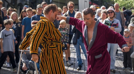 Gadeteater på Axeltorv: En humoristisk fejring af livet