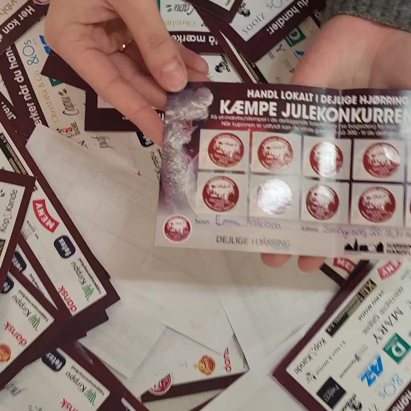 Emma Andersen vinder Fjerrenseriet gavekort i Hjørring Handels julekonkurrence