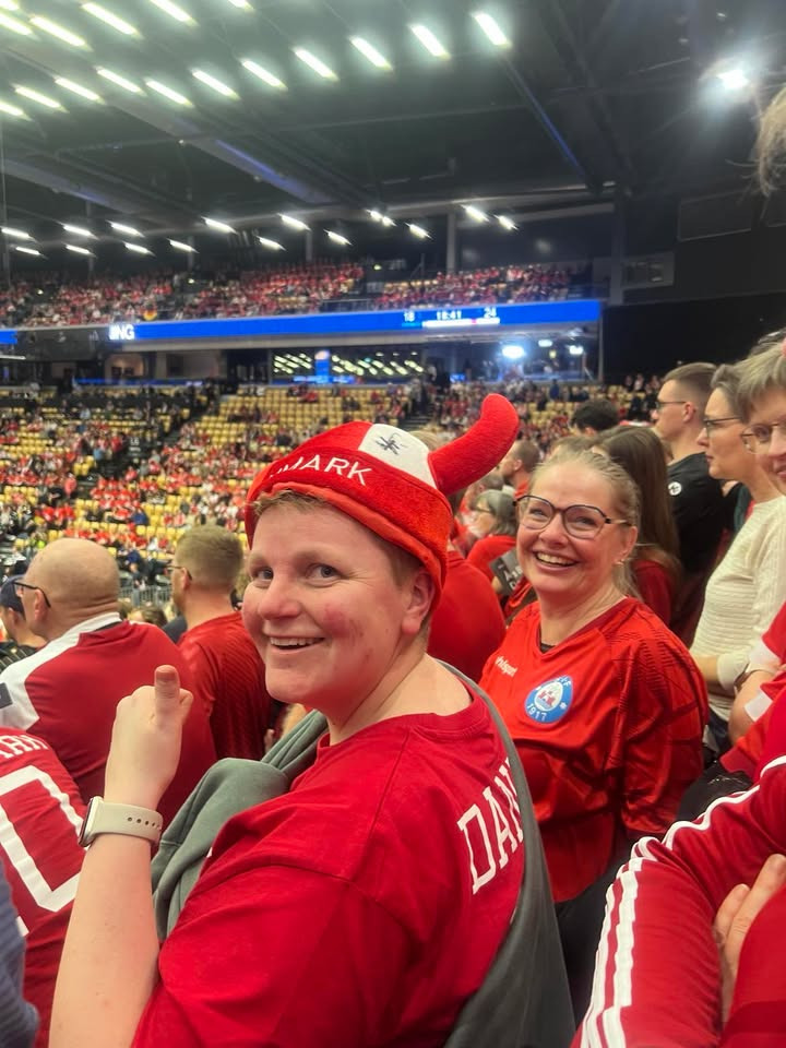 Herning Løve Apotek heppede på de danske håndboldherrer i spændende kamp mod Schweiz