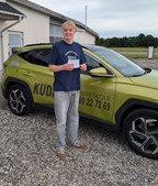 Kudahls Køreskole fejrer Andreas' nye kørekort og takker for tilliden