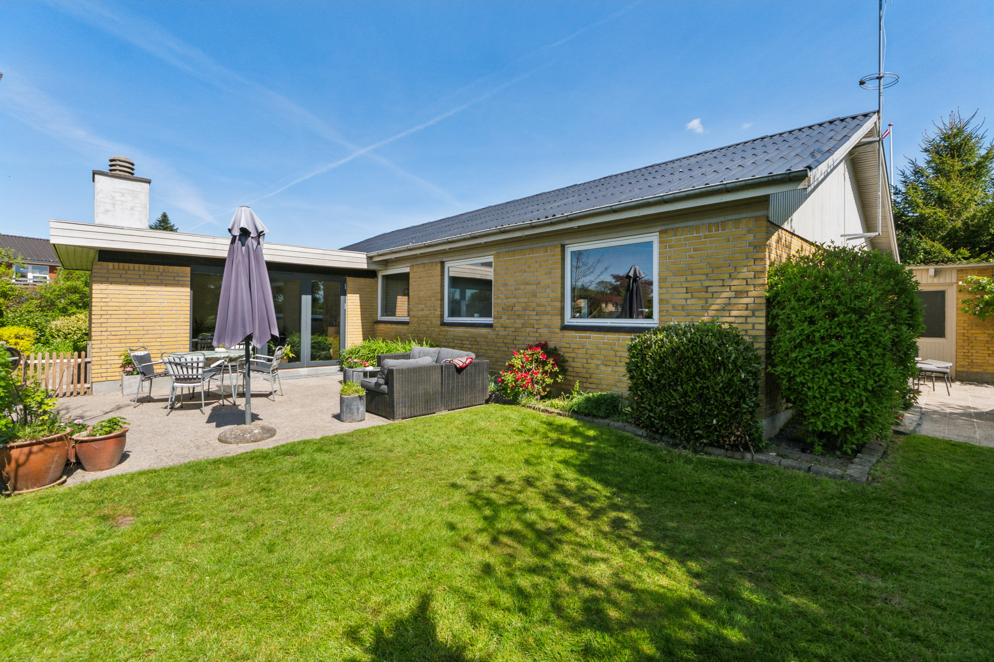 Til salg hos Lokalbolig Silkeborg - Mathias Bach & Co: Etplansvilla med originale detaljer i Balle