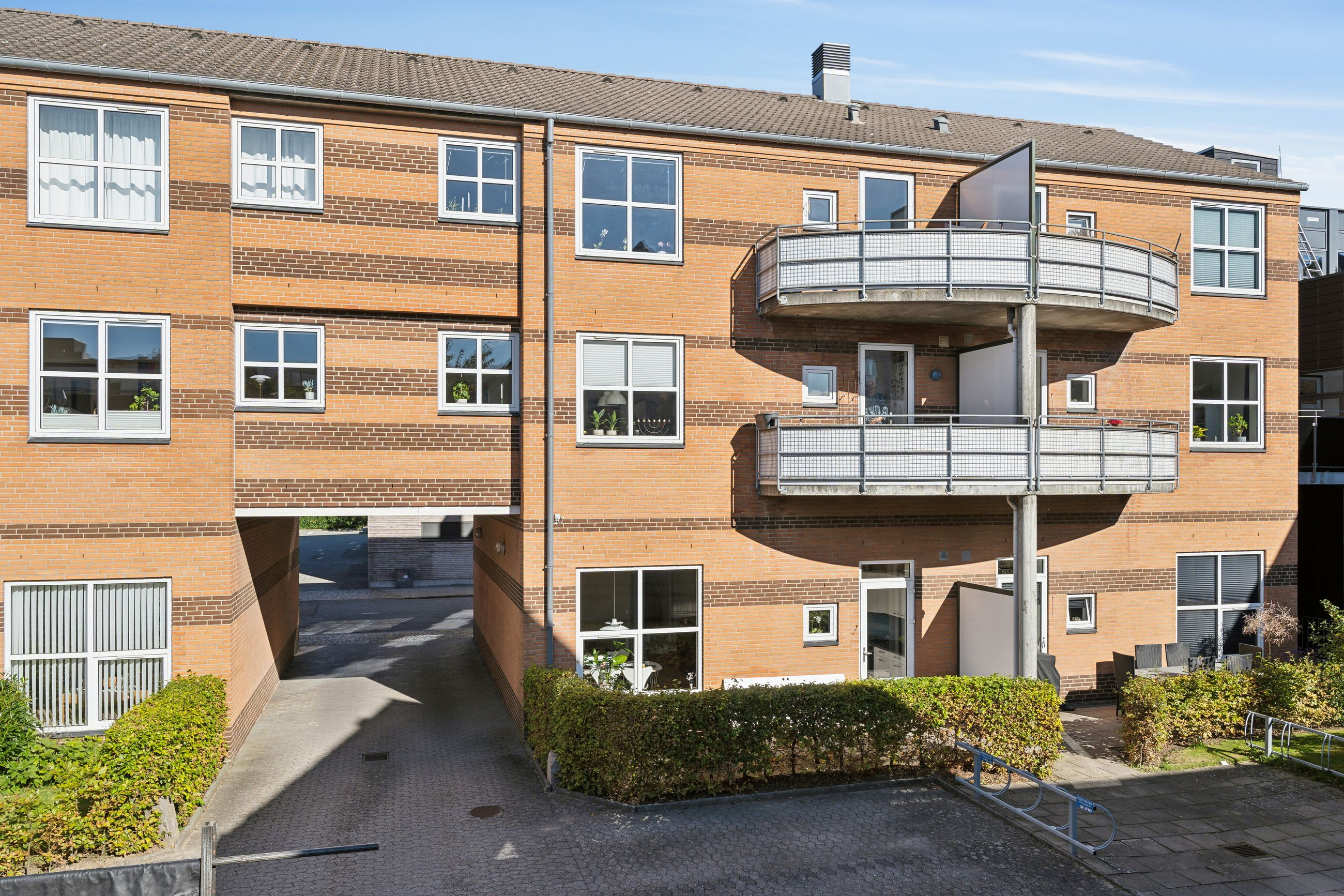 Sjældent udbudt Andelsbolig på 91 m2 med solrig altan i den indre by, med egen parkering.