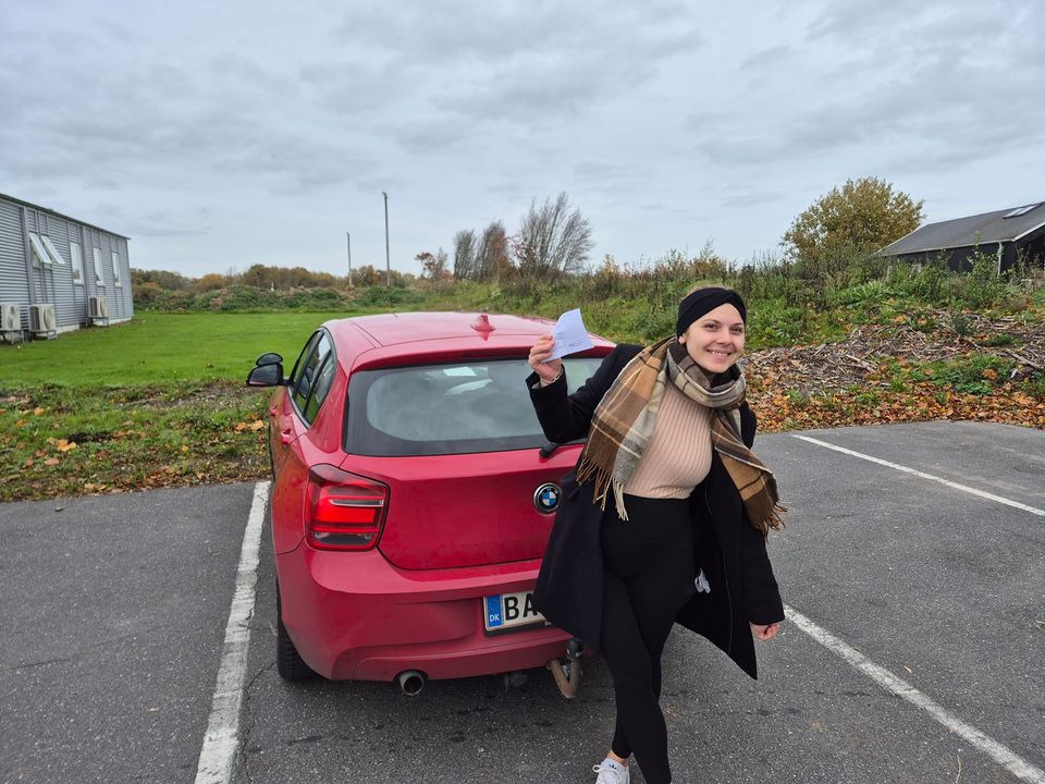 Nordbyens Køreskole v/ Bjarne M. Behrenthz fejrer Paula Blindu for at have bestået køreprøven