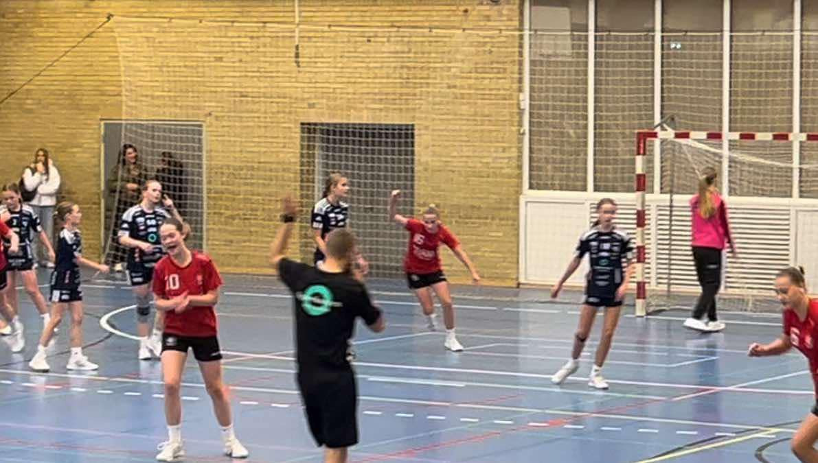 Brønderslev IF's U-13 piger sejrer med solidt forsvar og hurtige kontraangreb mod Dronninglund IF