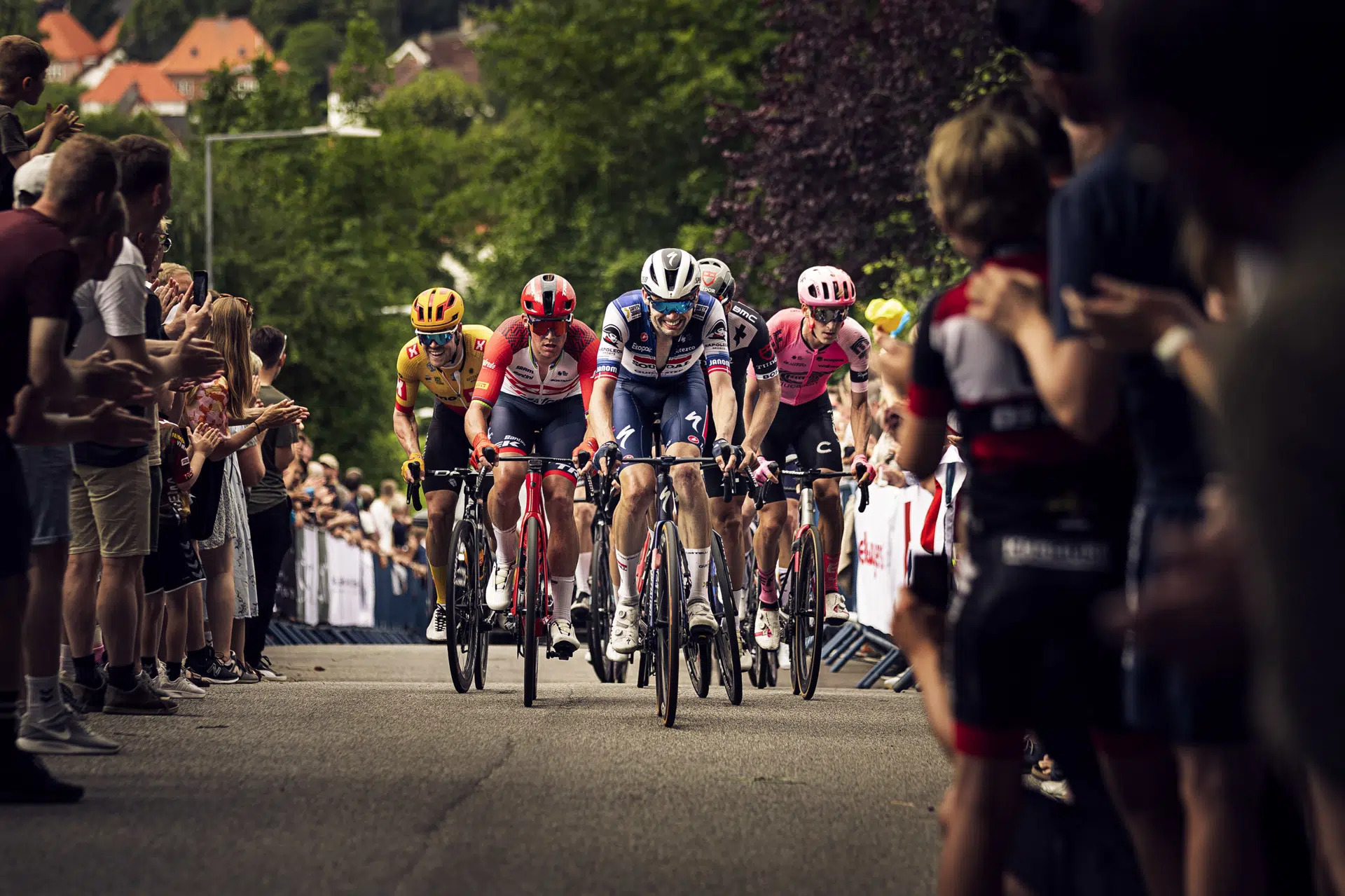 Trafikkaos i Aalborg: Cykelløb og studenterkørsel krydser Limfjordsbroen med politieskorte på søndag