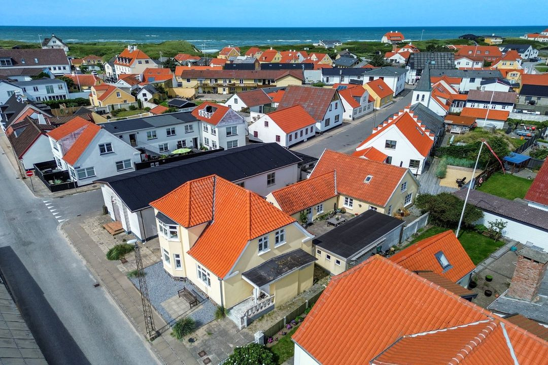 Mæglerhuset Vestkysten I/S præsenterer alsidig bolig med tre boenheder tæt på stranden i Løkken