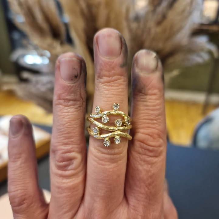 Guldsmed Ø skaber ny ring af kundens gamle smykker og diamanter