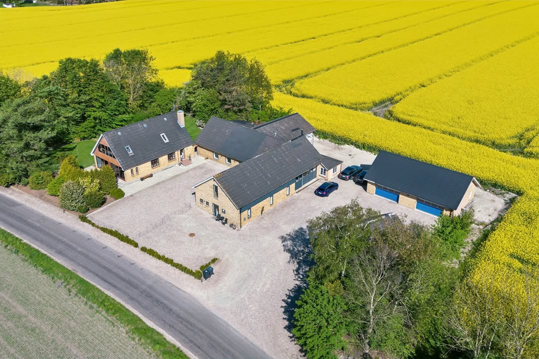 Muligheder i naturskønne Gunderup: Ejendomsmæglerne Hansen & Thoft præsenterer villa med plads til B&B, værksted eller to generationer