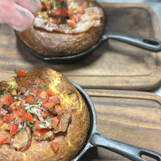 Den Hvide Hest Kolding præsenterer hestens æggekage med sprød bacon og cremet finish