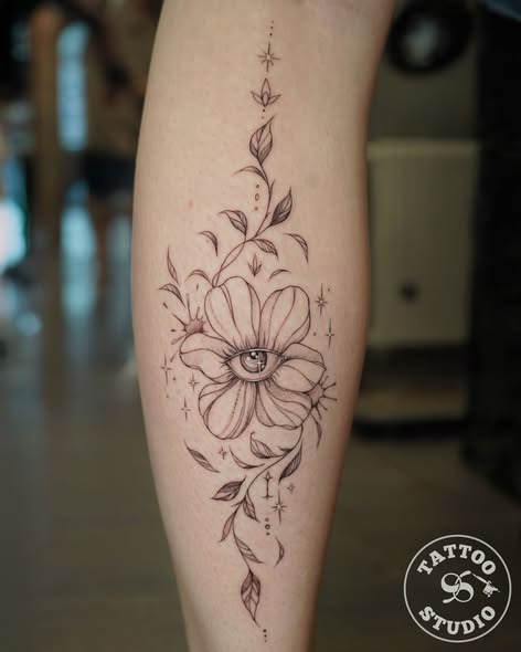 Tattoo Studio 96 viser et elegant fine line design med botaniske detaljer