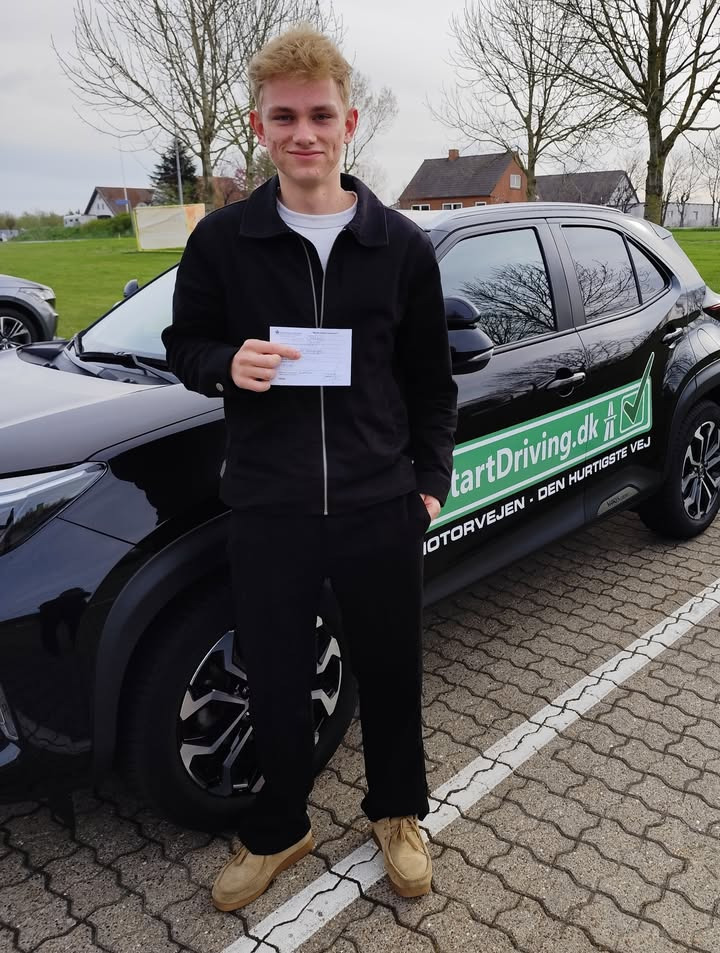 StartDriving.dk - Hosbonds Køreskole fejrer Martin fra VB for at have bestået køreprøven