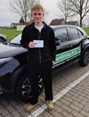 StartDriving.dk - Hosbonds Køreskole fejrer Martin fra VB med nyerhvervet kørekort