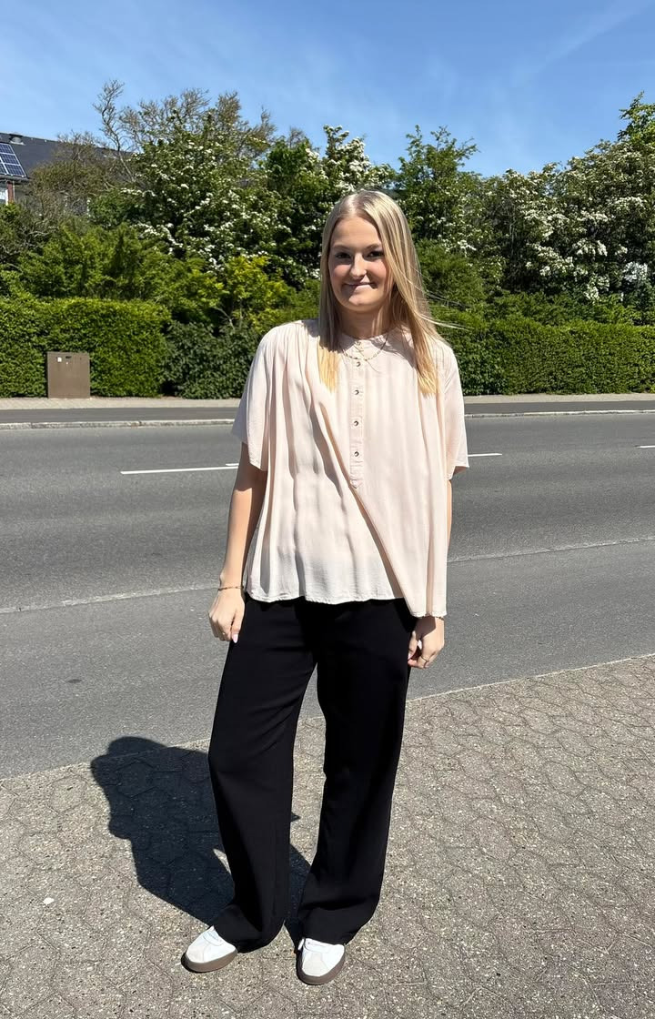 Rosengreen tilbyder flot bluse i viskose fra Prepair til nedsat pris