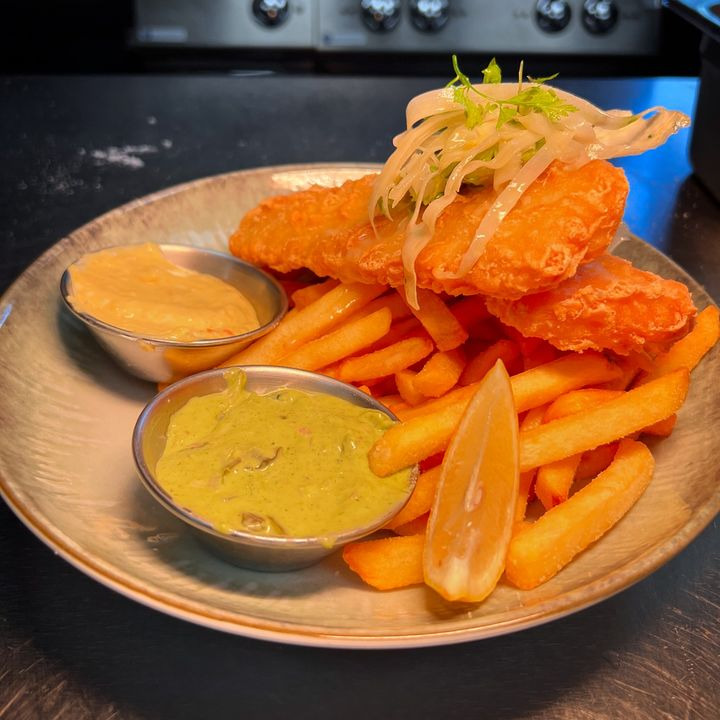 Friskfanget fish n' chips på Café Bryggen
