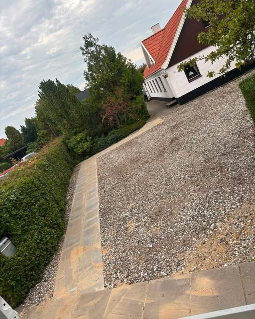MB Entreprenør & Anlæg har anlagt en jævn gangsti hos en ældre borger