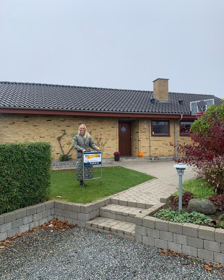 EDC Mæglerne Hedensted fejrer salg af Anemonevej 9