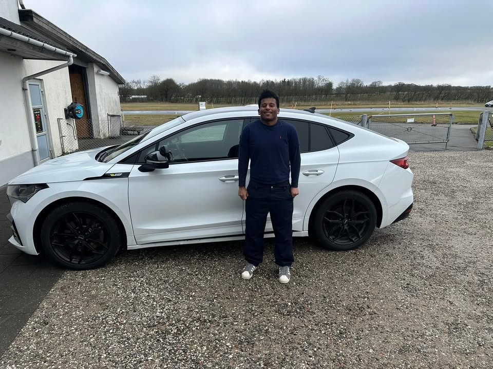 Frisdal Køreskole I/S: Daniel får stor ros og erhverver kørekortet