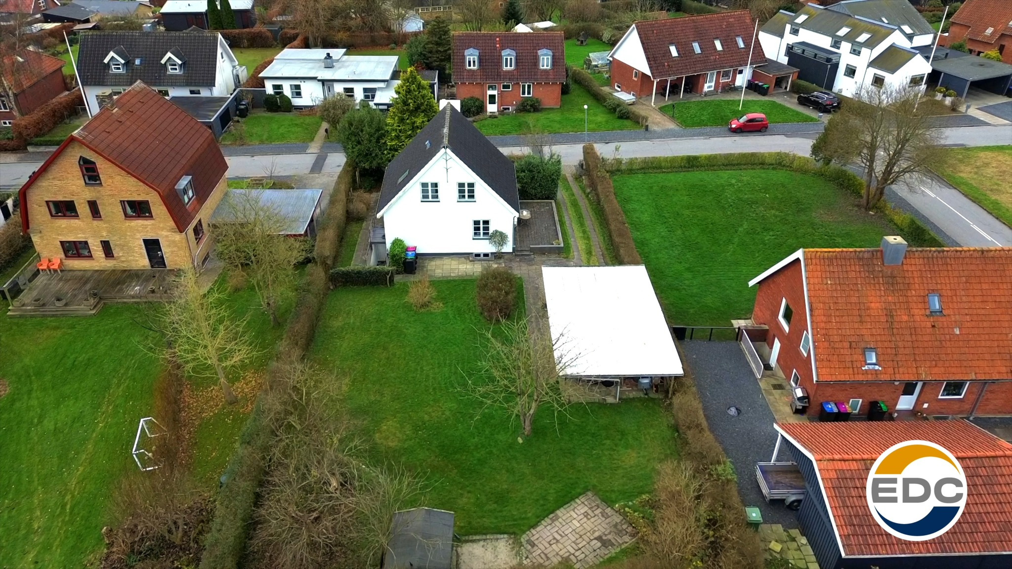 EDC Filtenborg præsenterer: Flot treplansvilla på Ahornvej 52 - klassisk stil og moderne komfort i naturskønt område