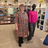 Elins Butik præsenterer ny farverig kjole fra duMilde, men holder lukket i uge 6