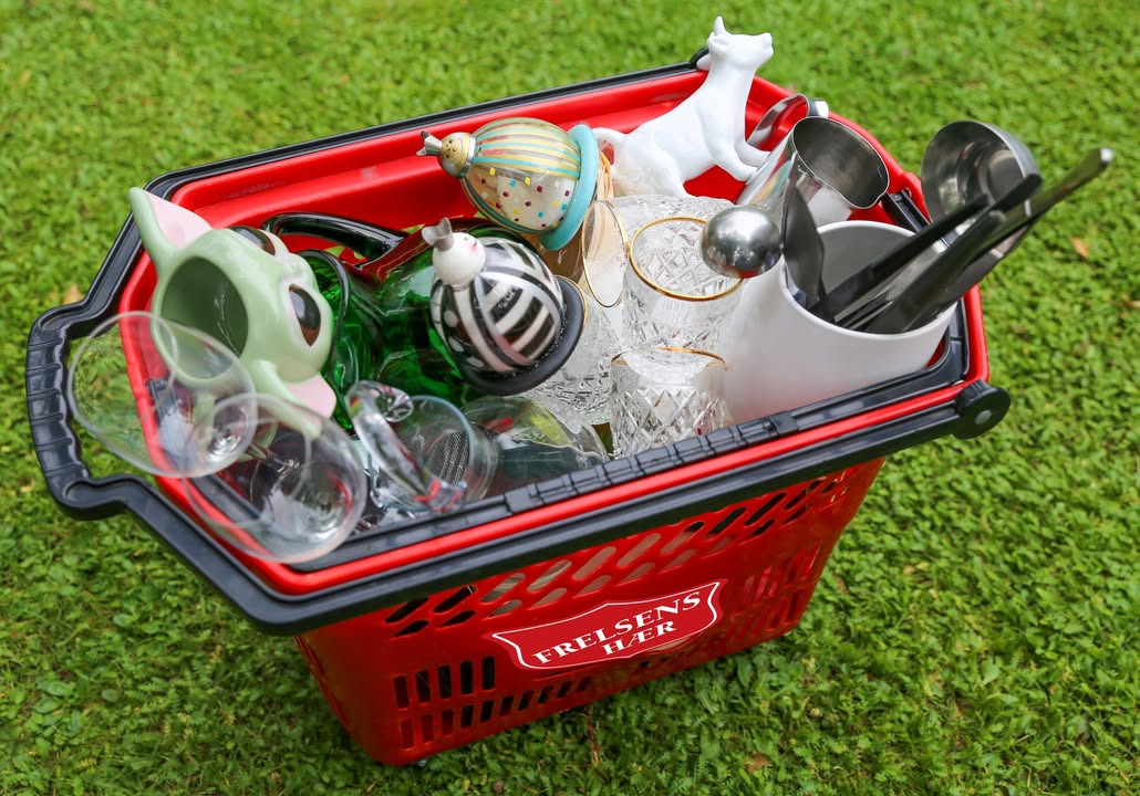 Frelsens Hærs Genbrugsbutik tilbyder fyld en kurv med køkkenting for 50 kr.