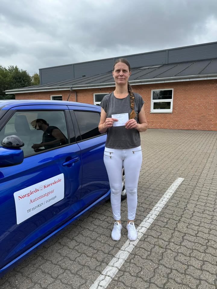 Nørgaards Køreskole fejrer endnu en elev med kørekort i Arentsminde