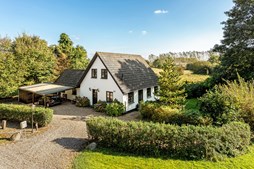 Charmerende, velholdt villa beliggende i udkanten af Øster Løgum