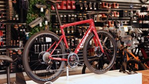 Spar 15.000 kr på S-works Tarmac SL8 med SRAM Red og Roval Rapide CLX hjulsæt: Se videoen der viser hvorfor det er et godt køb