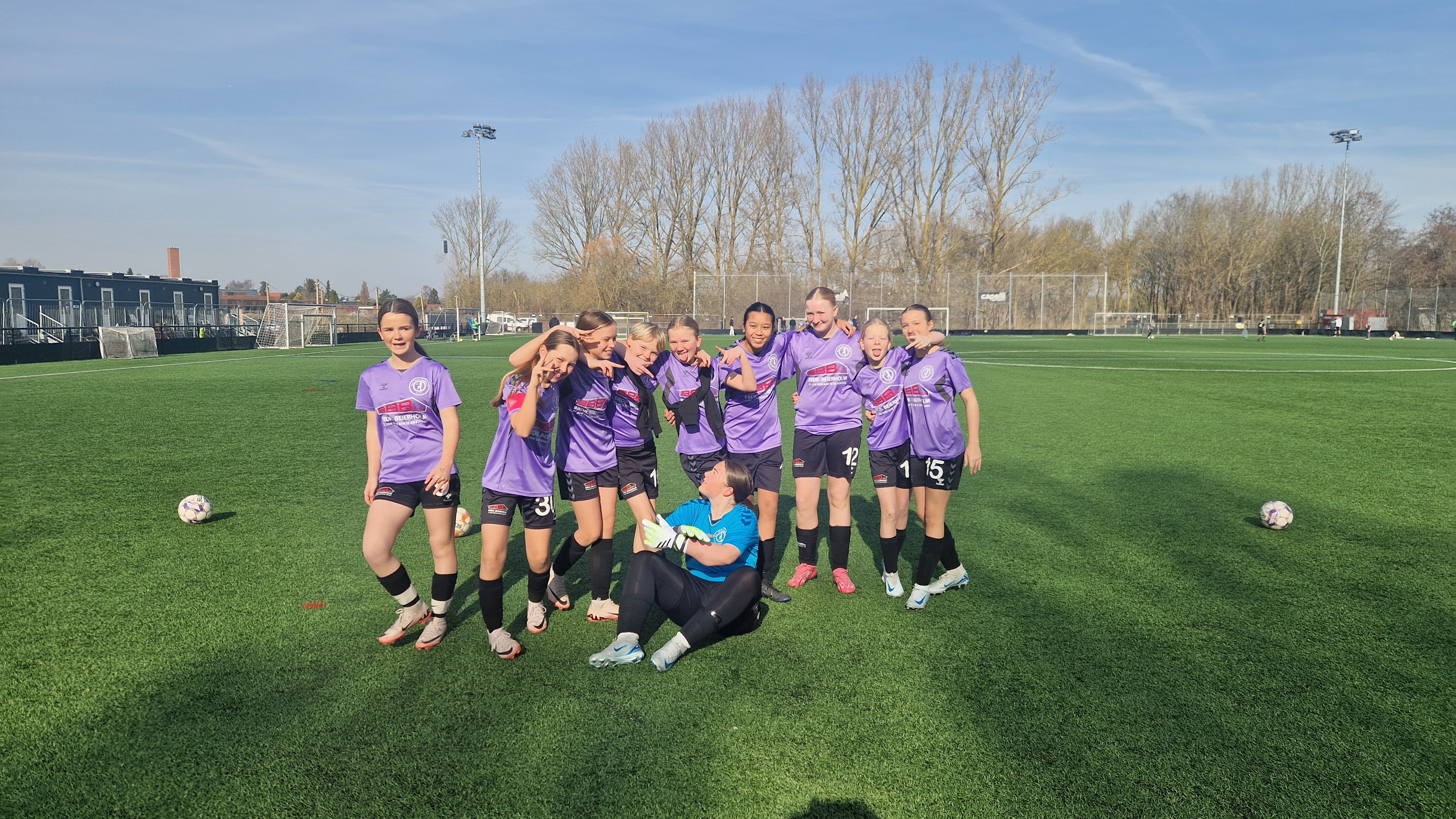 Faxe-Haslev piger triumferer med tre mål i fysisk opgør mod Køge BK