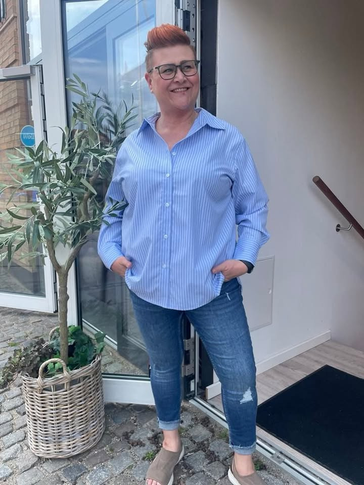 Only Curves præsenterer stilfulde nyheder: nålestribet skjorte og yndlingsjeans