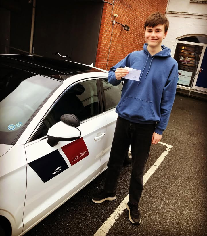 Lets Drive ønsker Nicklas tillykke med det velfortjente kørekort