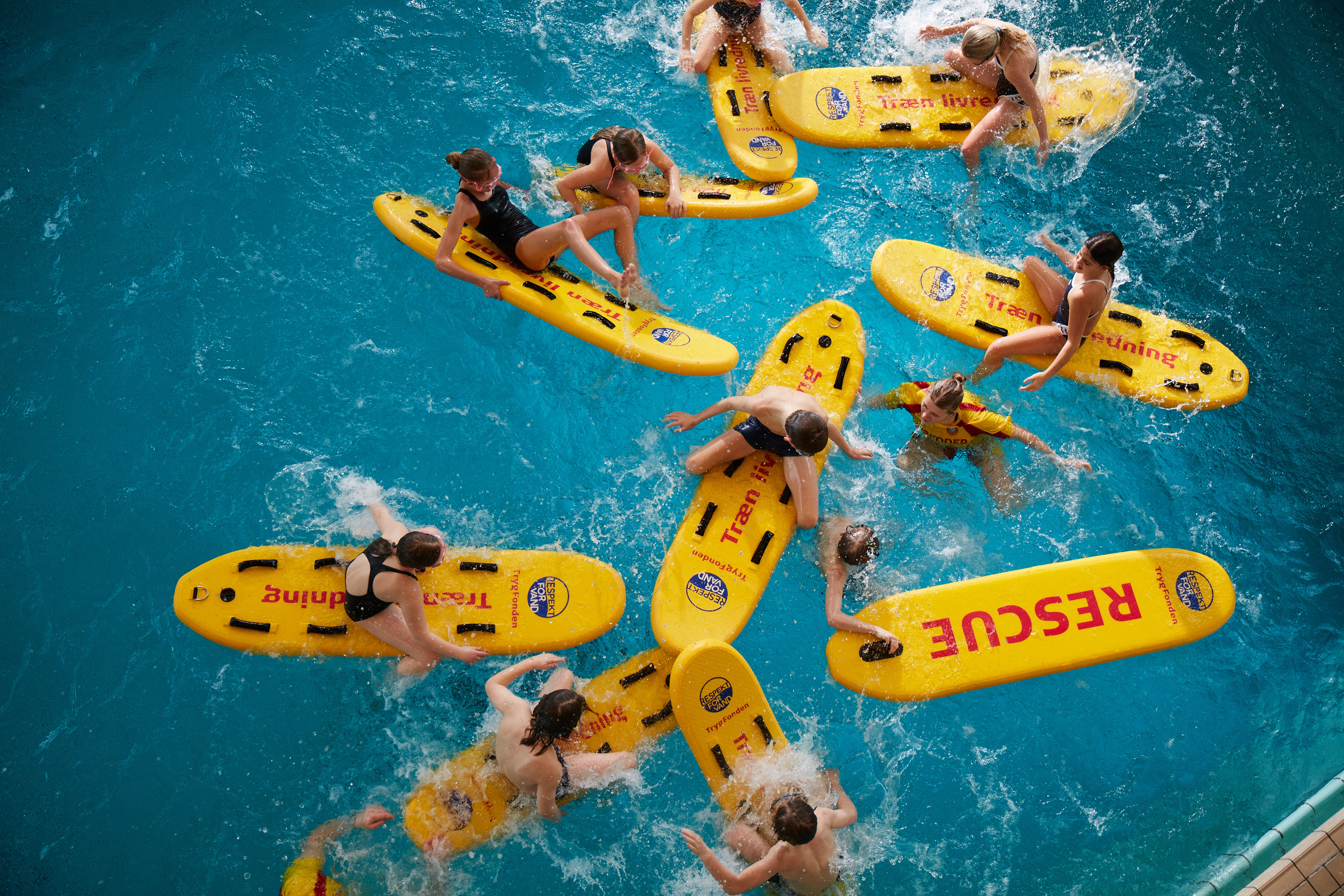 Hop i vandet og prøv kræfter med ægte livredderudstyr i Slagelse Svømmehal