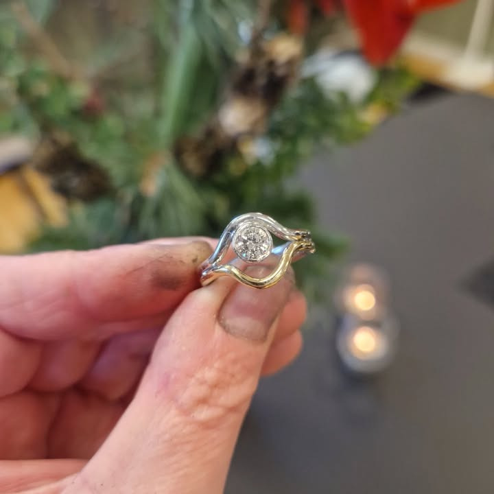 Guldsmed Ø skaber smuk solitærring af arvet guld og hvidguld
