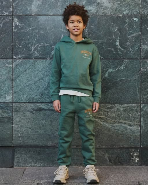 Børneshoppen Brønderslev tilbyder lækre sweatsæt til drengene i vinterkulden