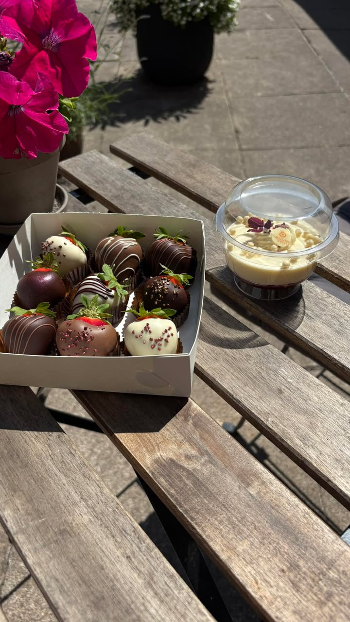 Bruuns Chokolade præsenterer ugens kage og chokoladedyppede jordbær_specialiteter tilbage i butikken