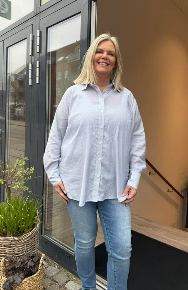 Only Curves præsenterer: Elegance i blød skjorte med nitter fra Kaffe Curve