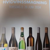 Smagning af kvalitets hvidvin i butikken torsdag den 20. juni