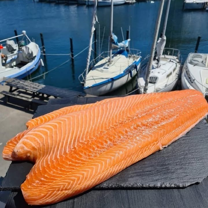 SuperBrugsen Hammerum tilbyder hel fersk lakseside fra Færøerne denne uge