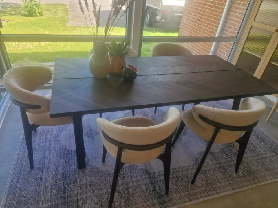 HOVELIND MØBLER tilbyder sommeråbent og gratis levering ved køb over 3000 kr.