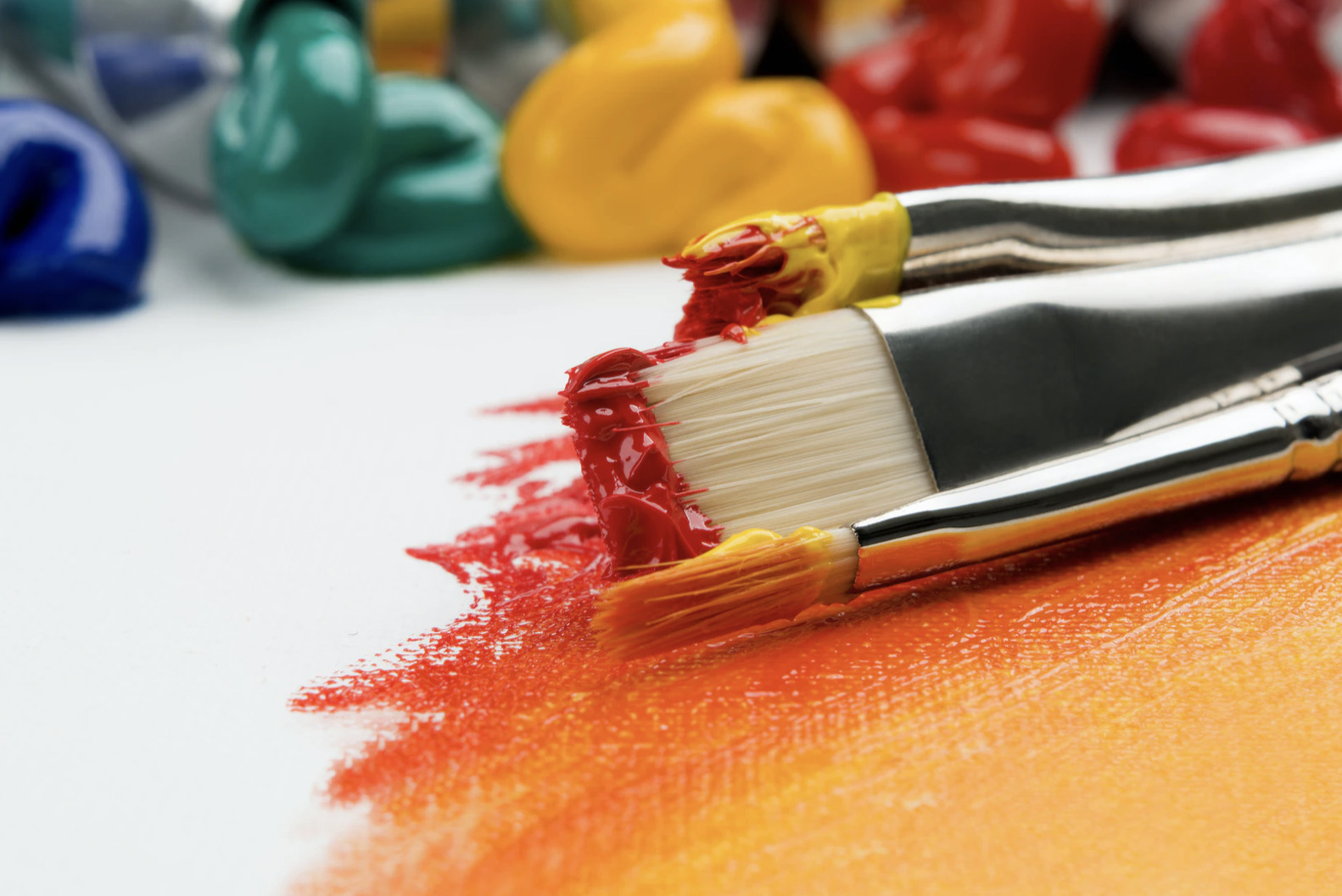 Er du nysgerrig på hvad der gemmer sig bag kunstnernes døre?