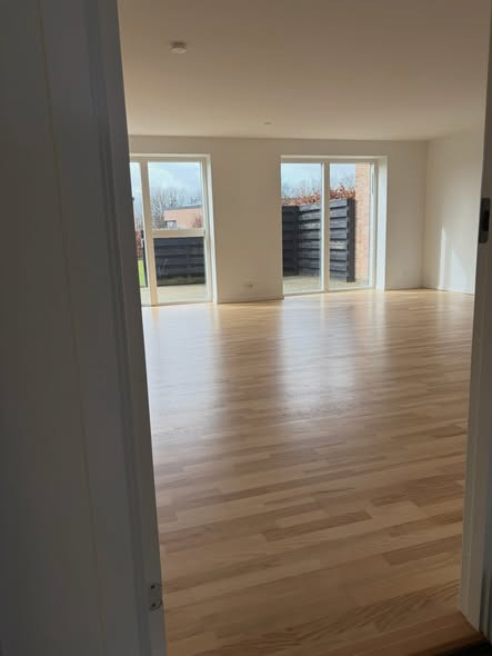 Øens Håndværkercentral Aps tilbyder professionel gulvslibning for fornyede trægulve